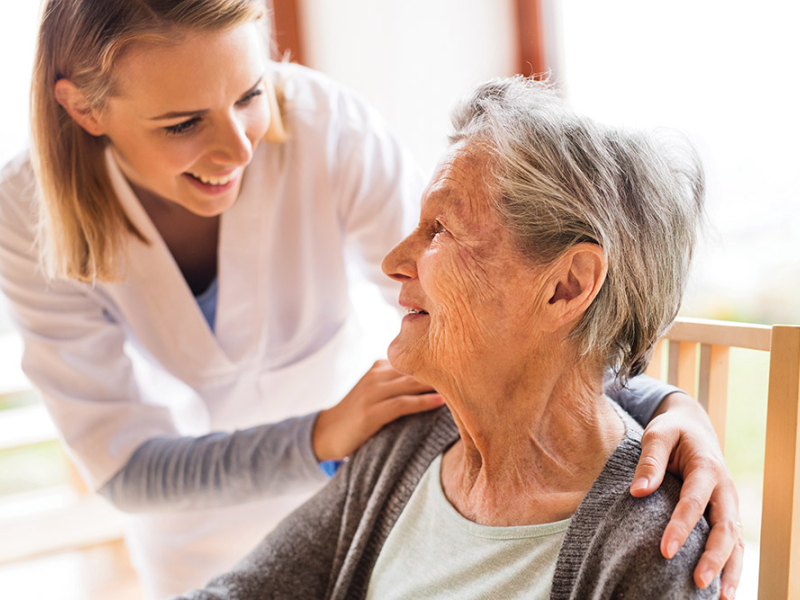 choisir entre aide ménagère et auxiliaire de vie pour un senior