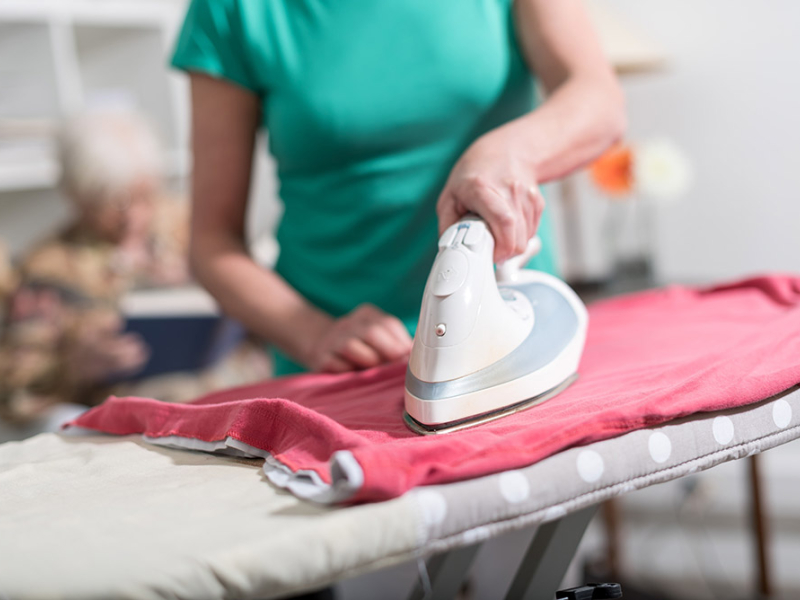 entretien du linge par une aide ménagère à domicile pour senior